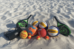 Sportgeräte im Sand