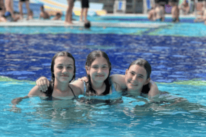 3 Mädels im Pool