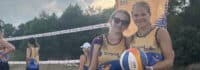Mädchen vor einem Beachvolleyballnetz