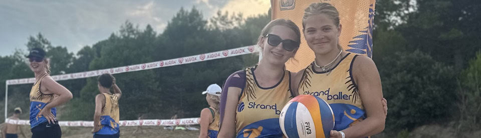 Mädchen vor einem Beachvolleyballnetz