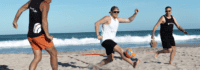 3 Männer spielen Beachsoccer