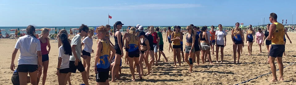 Jugendliche am Strand beim Beachvolleyballcamp