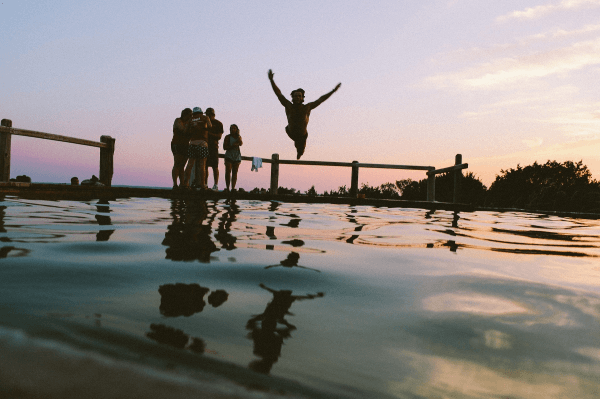 Der Sprung ins Wasser - Abkühlung im Outdoor Camp