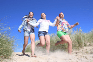 Mädchen rennen im Strand