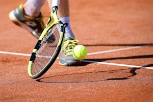 Ein Junge spielt Tennis im Tenniscamp