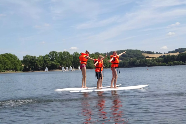 Teilnehmer im Wassersport und Actioncamp