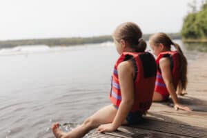 Kinder sitzen im Tagescamp Pulheim am See