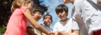 Kinder kommen zum Schlachtruf zusammen