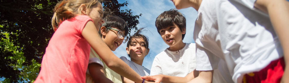 Kinder kommen zum Schlachtruf zusammen