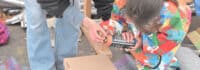 Kinder lernen, wie sie die Spraydose richtig benutzen