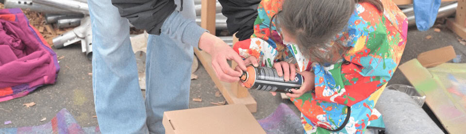 Kinder lernen, wie sie die Spraydose richtig benutzen