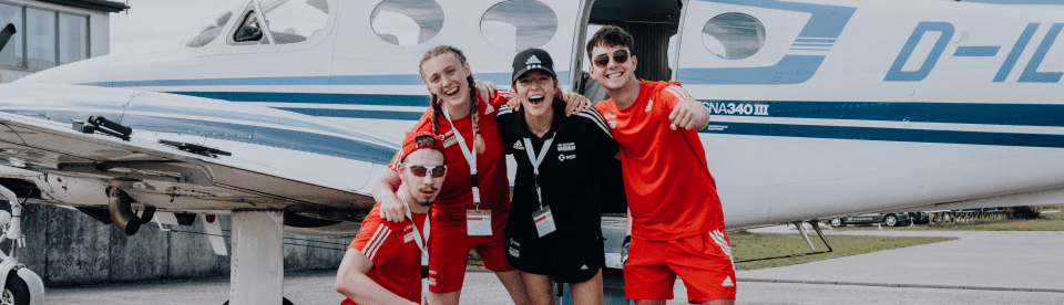 Gruppenfoto vor dem Motorflieger