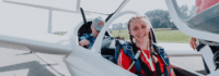 Mädchen lächelt im Segelflieger im Anna Schaffelhuber Grenzenlos Camp