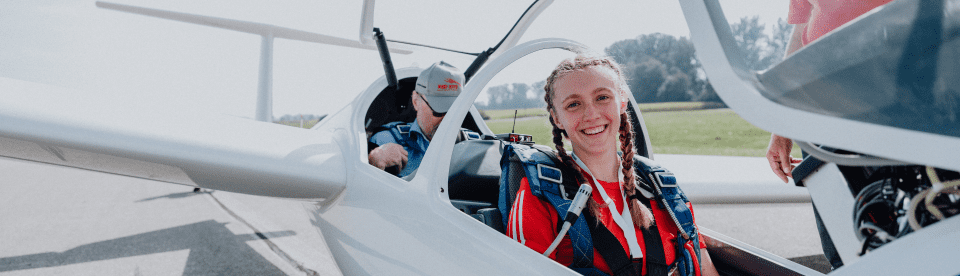 Mädchen lächelt im Segelflieger im Anna Schaffelhuber Grenzenlos Camp