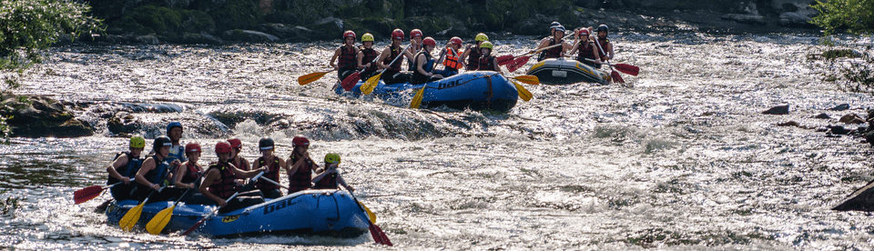 drei Rafting Boote auf Fluss