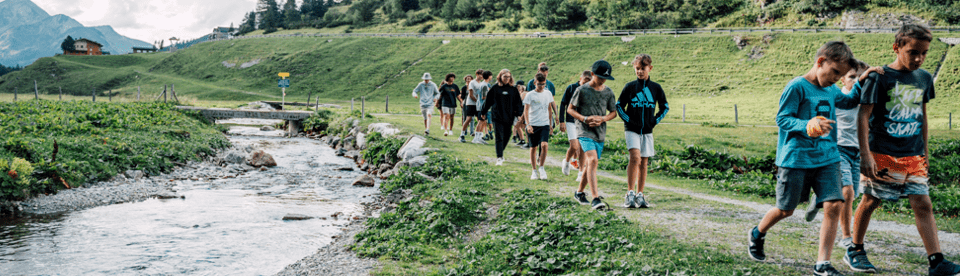 Jugendgruppe wandert