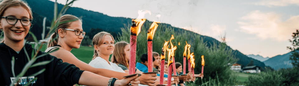 Gruppe hält Fackeln vor sich