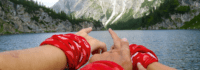 drei finger zeigen Richung Berge