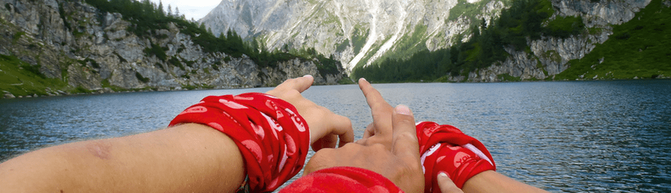 drei finger zeigen Richung Berge