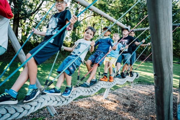 Kinder balancieren auf Spielplatz