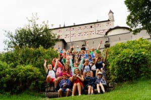Kinder stehen vor Burg