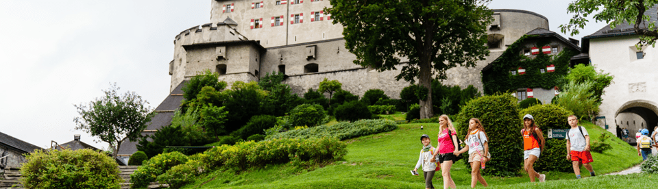 Kinder laufen vor Burg