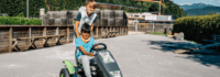 zwei Kinder mit Gokart