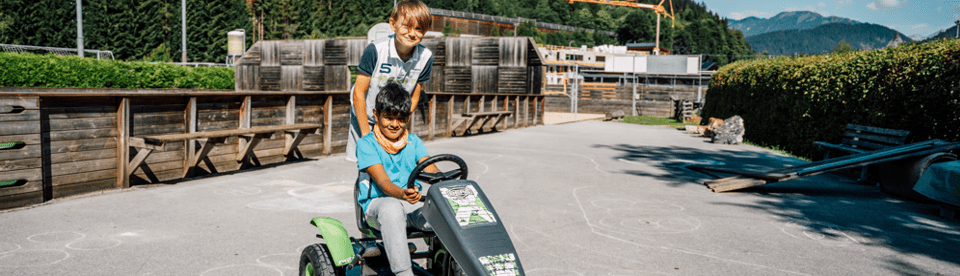zwei Kinder mit Gokart