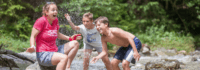 Kinder haben Spaß im Bach