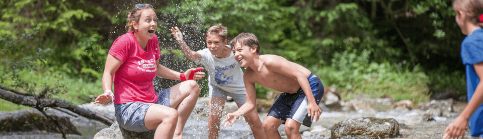 Kinder haben Spaß im Bach