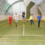 Jugendliche in Mehrzweckhalle