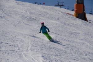Pistenabfahrt im Snowboard- & Skicamp Kössen