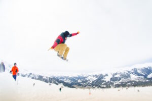 Snowboarder im Sprung