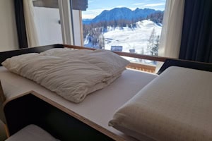 Bett im Mehrbettzimmer auf der Tauplitzalm