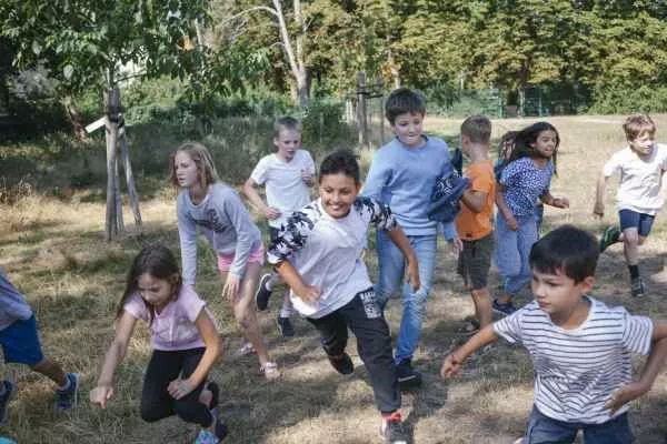 Kinder laufen durcheinander