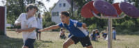 Kinder spielen draußen auf der Wiese