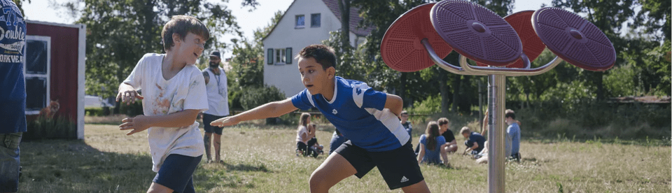 Kinder spielen draußen auf der Wiese