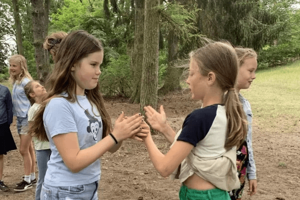 Zwei Mädchen beim spielen im Wald