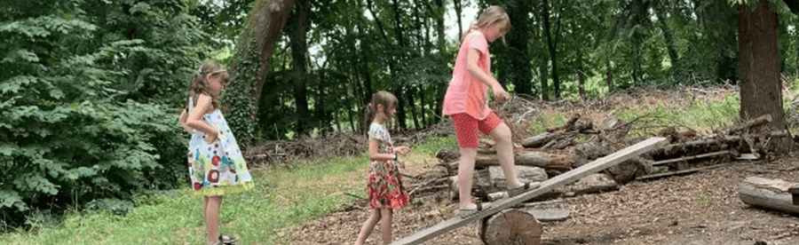 Kinder laufen durch einen Parcour im Wald