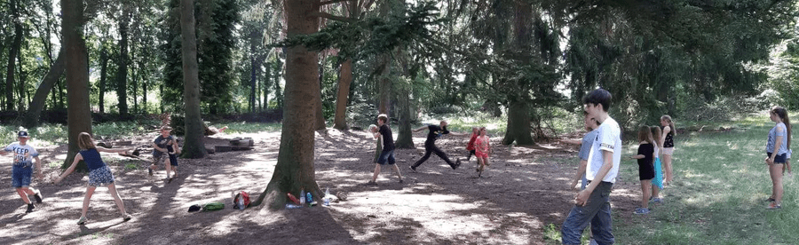 kinder spielen im Wald