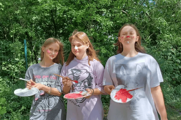 Gruppenbild im Kunst & Englisch Daycamp In Berlin