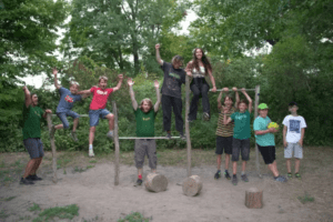 Gruppenbild der Kinder vor Klettergerüst