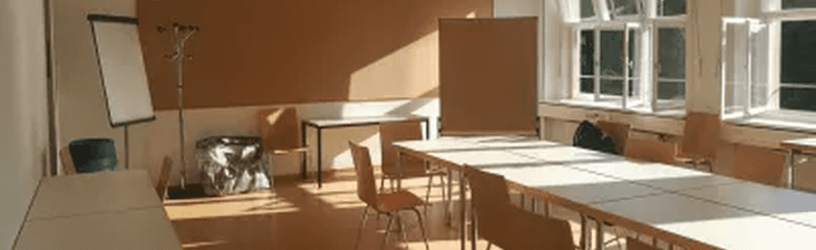 Konferenzraum mit Tischen und Stühlen