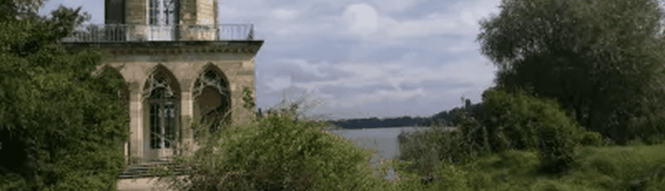 Ein alter Turm vor einem See