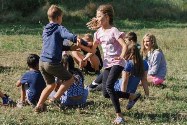 Kinder spielen