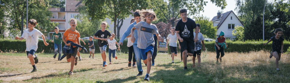 Kindergruppe läuft auf die Kamera zu